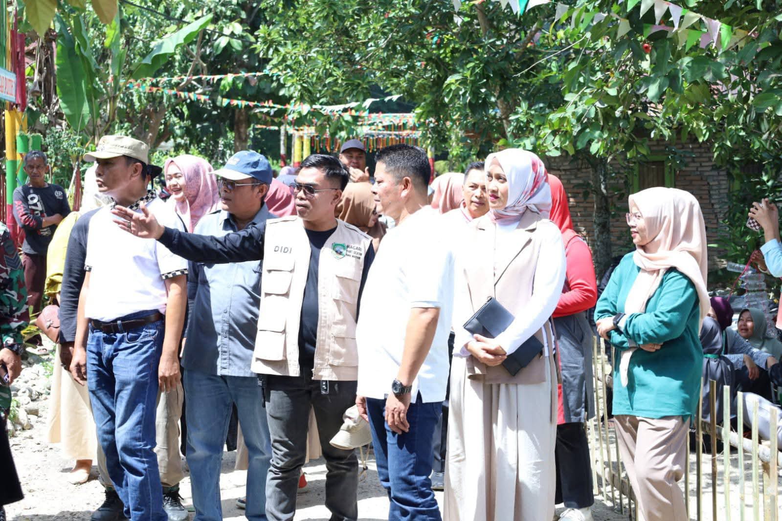 Bupati Pasaman, Welly Suhery bersama Ketua TP-PKK Pasaman Ny. Lusi Welly Suhery di Nagari Panti Selatan